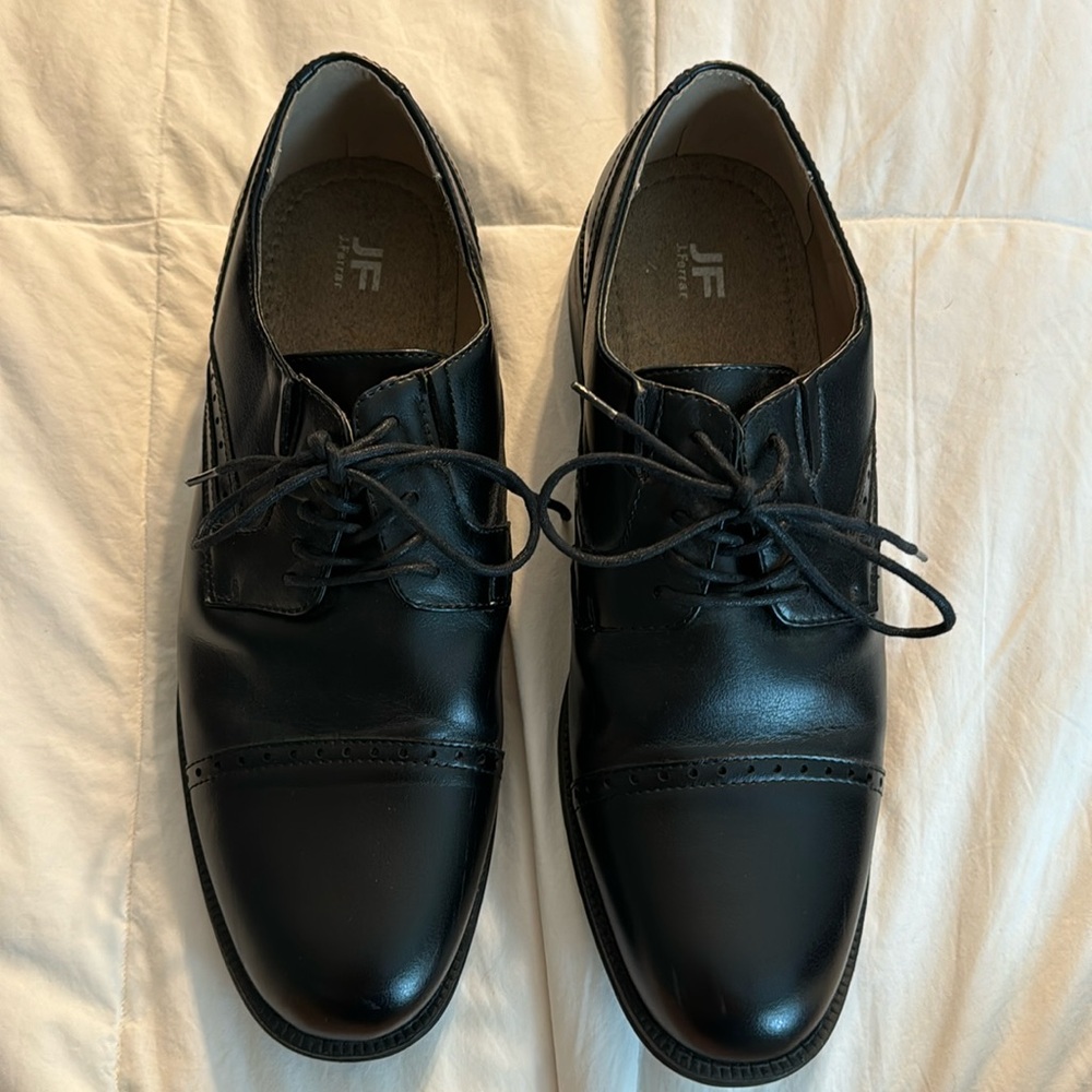 Very lightly worn J Ferrer black men’s dress shoe. Size 11.